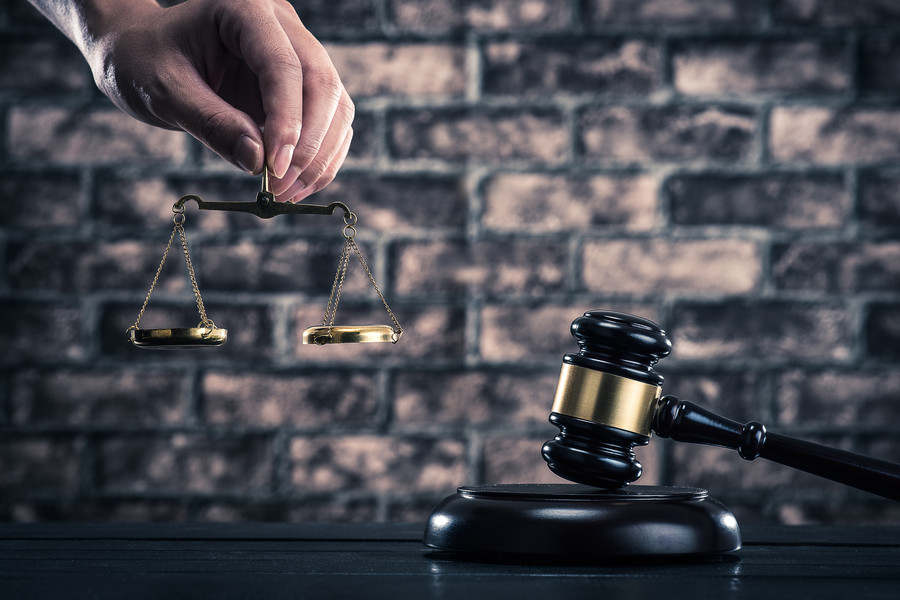 上海刑事辯護律師視角：為親友非法牟利是否構成犯罪